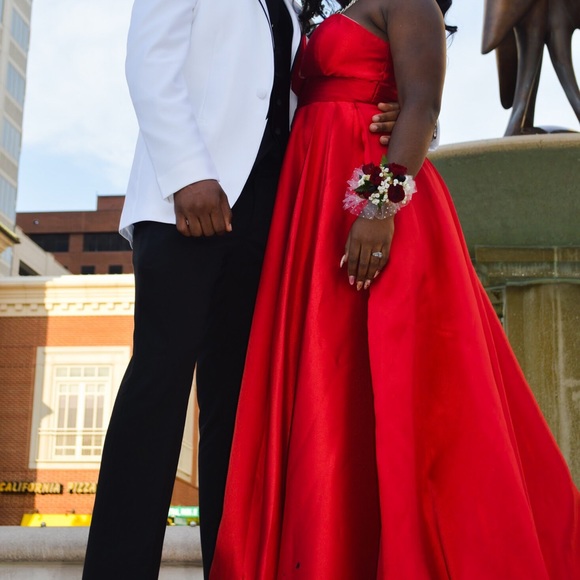 Red elegant ball gown - Picture 5 of 6